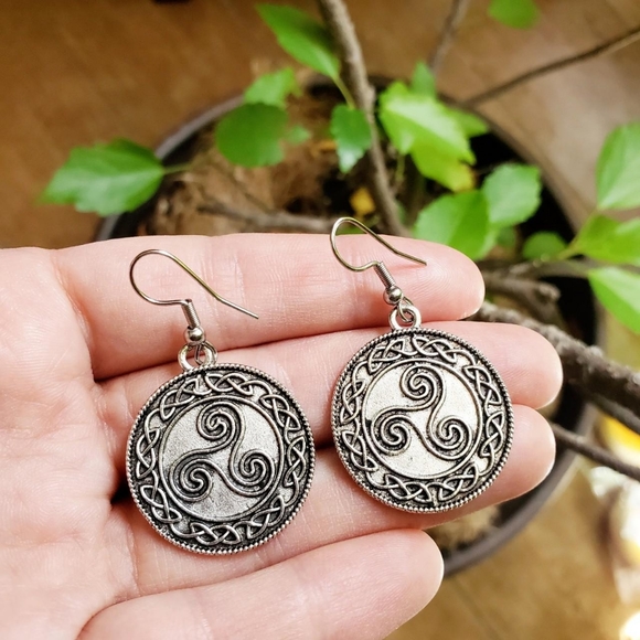 New Handmade Silver Celtic Triquetra Triangle Earrings - Picture 2 of 4